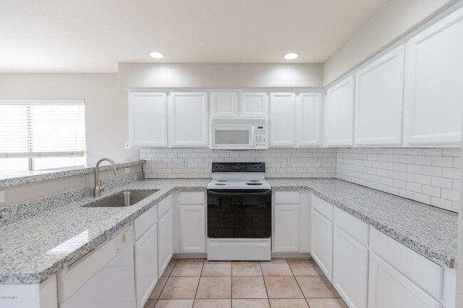 Building Photo - 18033 N Skyhawk Dr