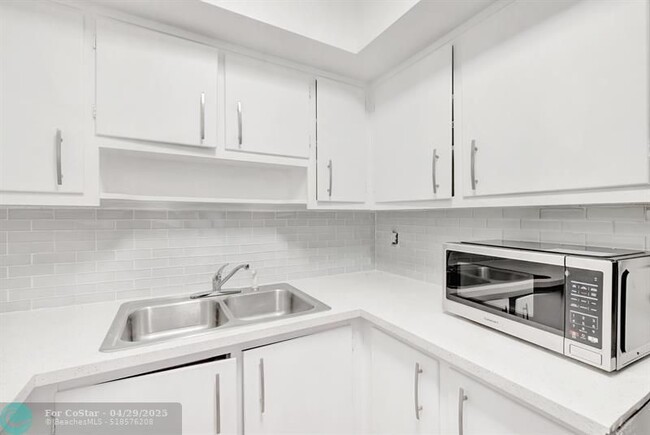 Building Photo - 4525 NE 21st Ave