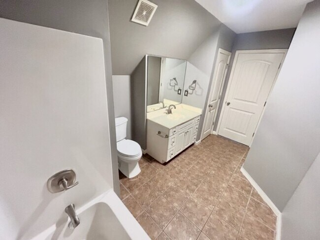 Building Photo - Beautiful 4 Bedroom 3 Bath Home in Lake Forest!