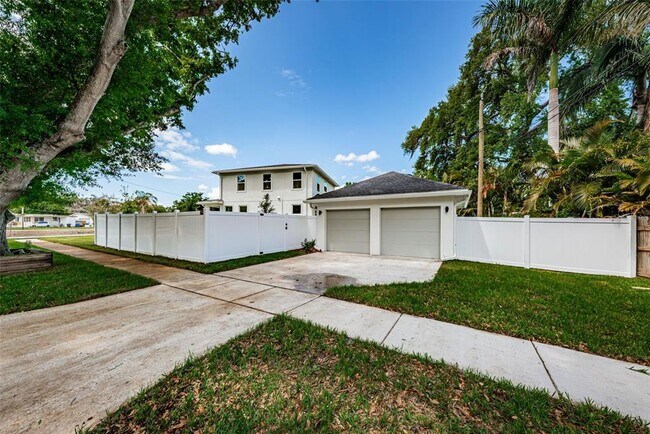 Building Photo - 1701 25th Ave N