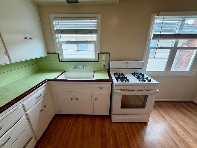 Building Photo - 2 bedroom 1 bath apartment in Downtown Monterey!