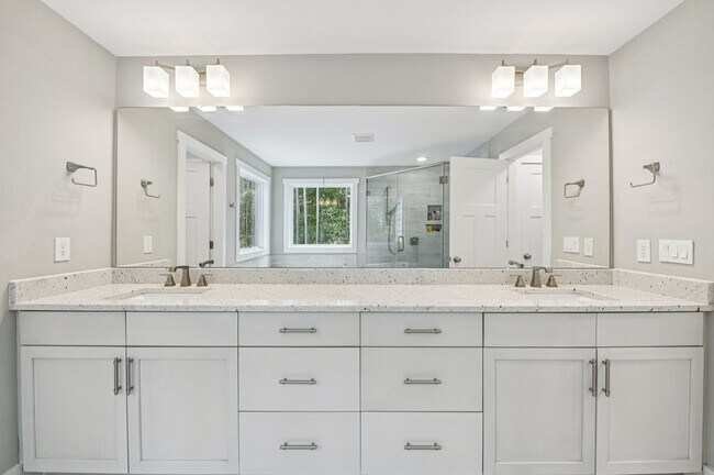 Building Photo - Luxury 5 Bed, 3.5 Bath Home on Large Lot !...