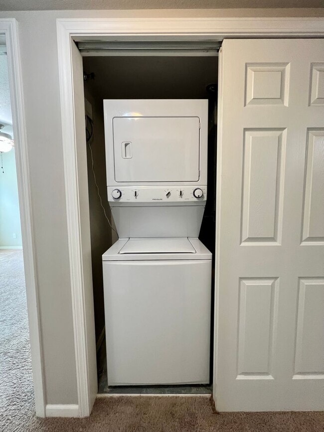 Building Photo - Pre Leasing for 2026-2027 School Year! 2BD-2BTH