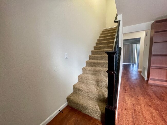 Building Photo - Updated Townhome, Short Commute to Hanford...