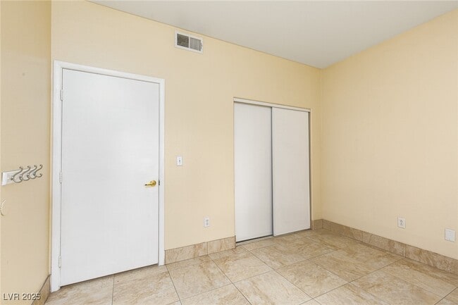 Building Photo - 5650 E Sahara Ave