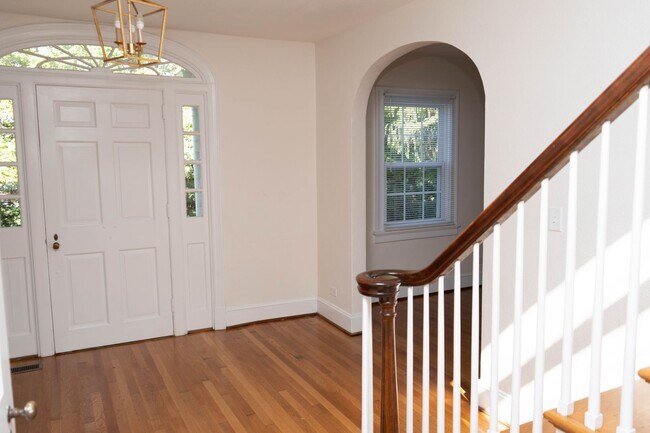 Building Photo - 3 Bedroom Home Located Near UVA