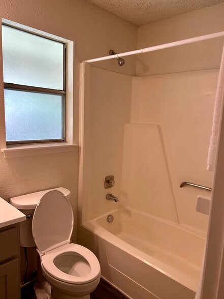 Building Photo - 309 Briarwood Dr