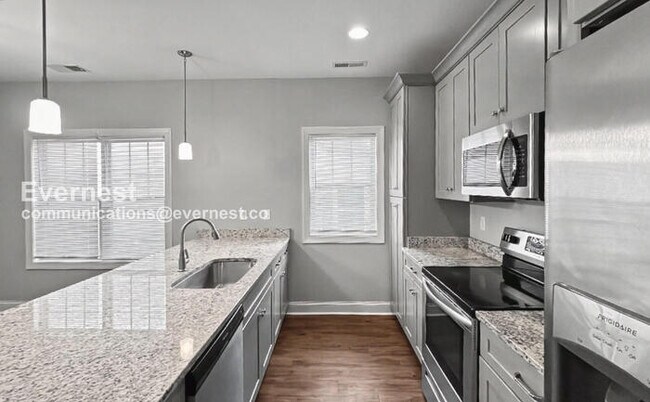 Building Photo - Spacious 3 Bed, 2.5 Bath Home with 2 Car Garage