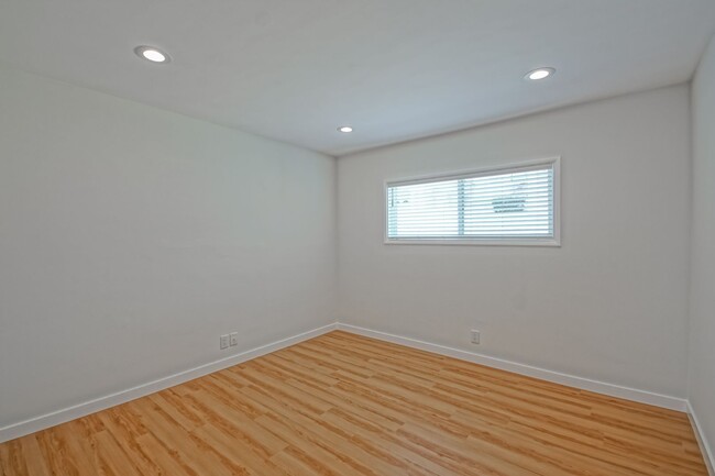 Building Photo - Completely Remodeled, Bright & Airy, 2BR1....