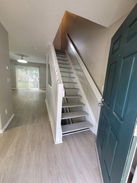 Building Photo - 1730 Ridgebury Dr