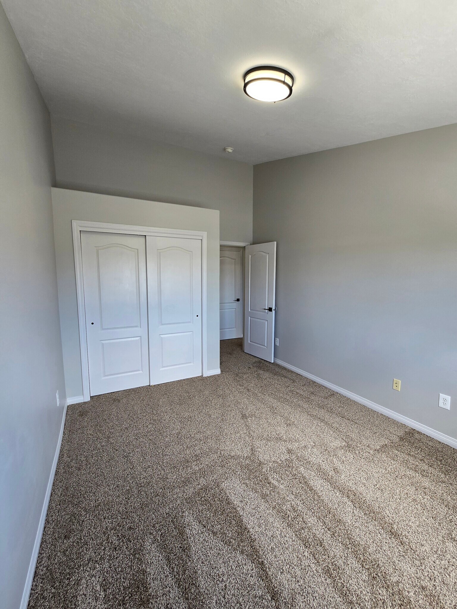 Building Photo - 287 E Rockingham Ct