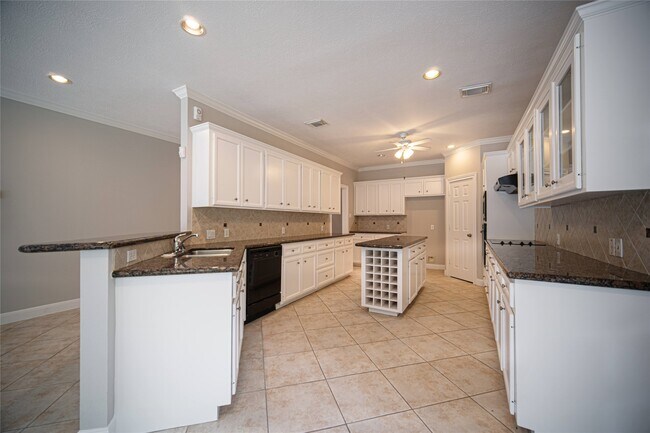 Building Photo - 4423 Lakeshore Forest Dr