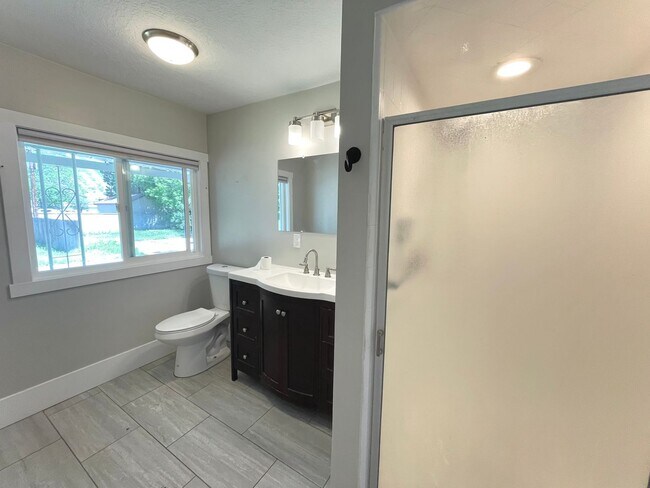 Building Photo - 2 Bed 2 Bath Provo House