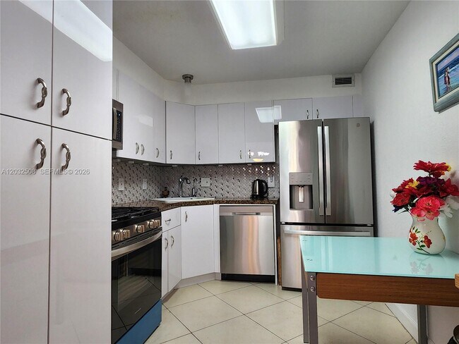 Building Photo - 2030 S Ocean Dr