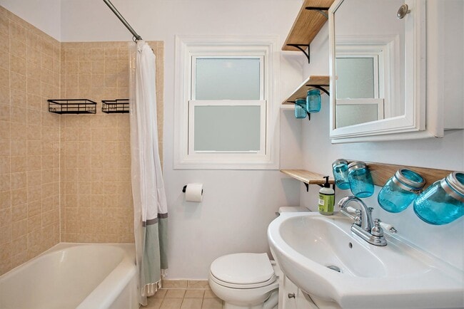 Building Photo - 4Bed/2Bath home with newly renovated basem...
