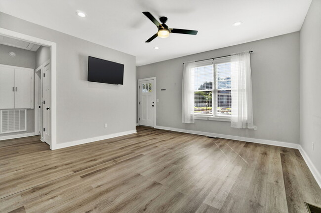 Building Photo - 100 E Maple St