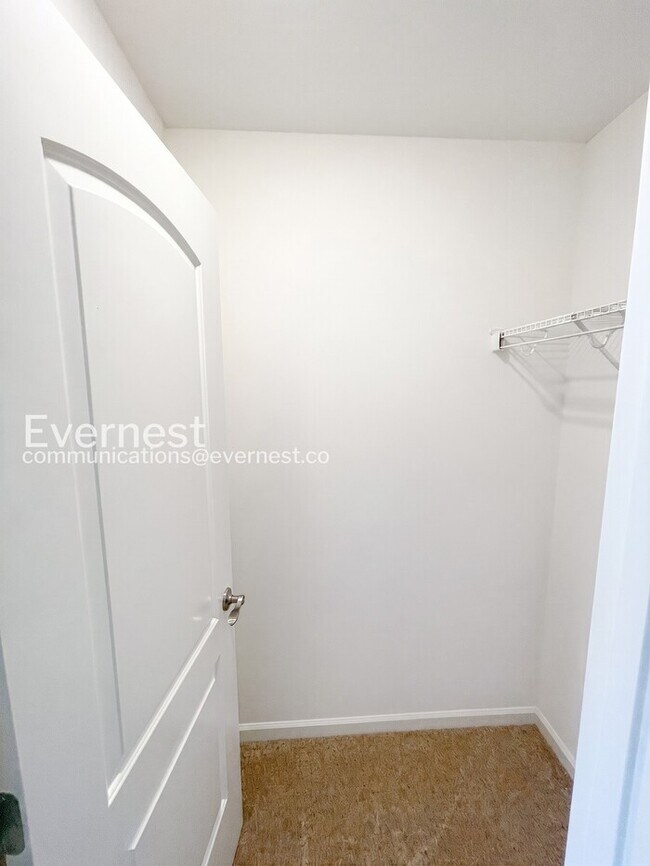 Building Photo - Charming Modern Home / 5 beds 3.5 baths / Garage attached / Fenced-Yard / Available now!