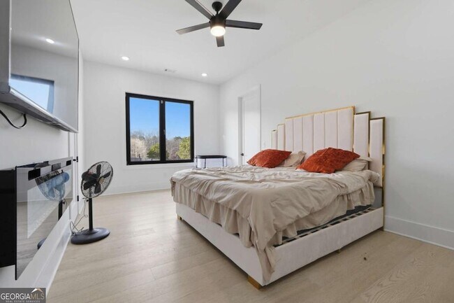 Building Photo - 556 Versailles Dr