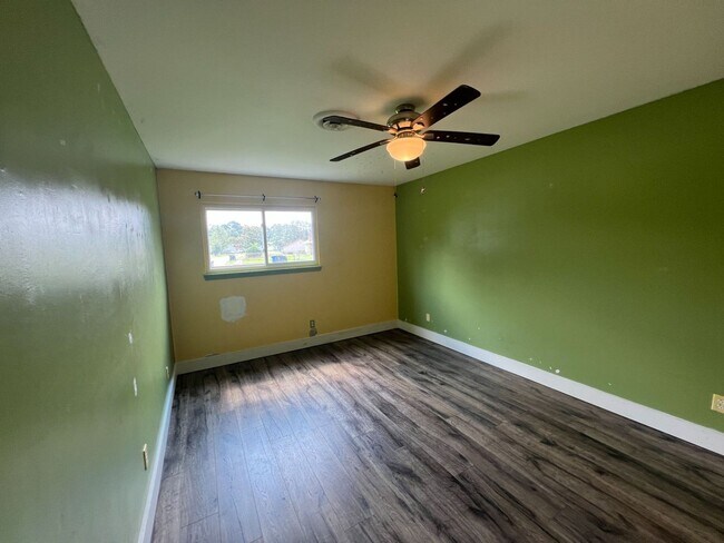 Building Photo - 200 N Willow Ln