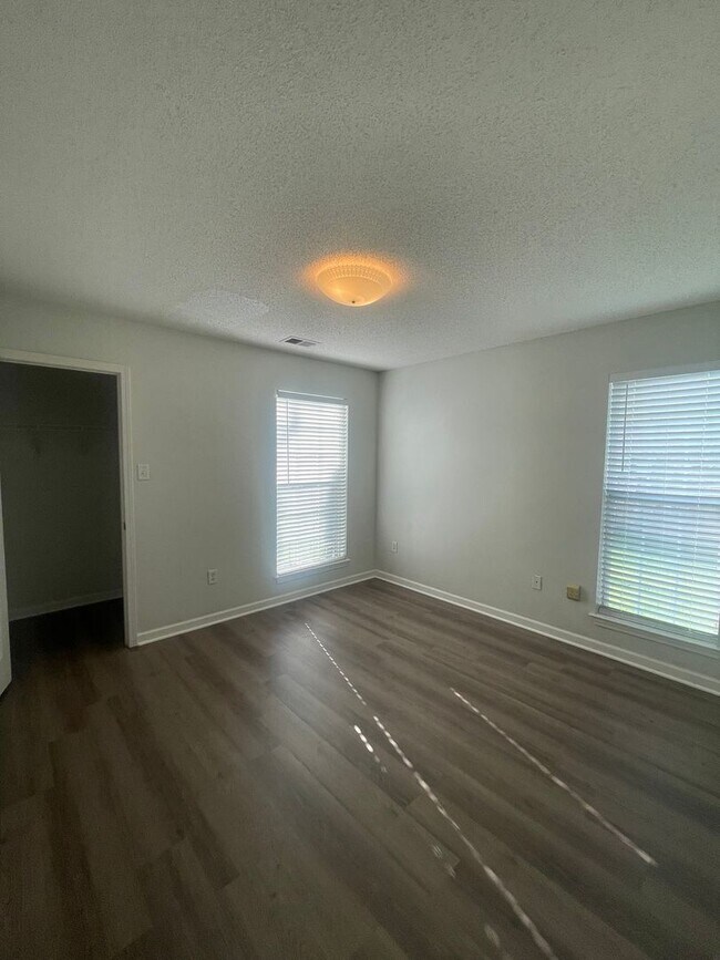 Building Photo - Available NOW in Snowden Grove Area!  3 BR...