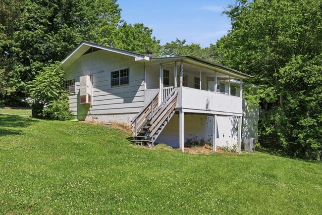 Building Photo - In the Heart of Hixson! 3 beds, 2 baths, Recent Updates! Housing Voucher Accepted.