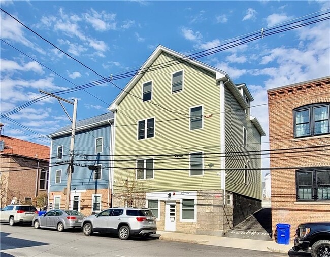 Building Photo - 525 Charles St