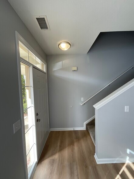 Building Photo - 28957 Cullen Dr