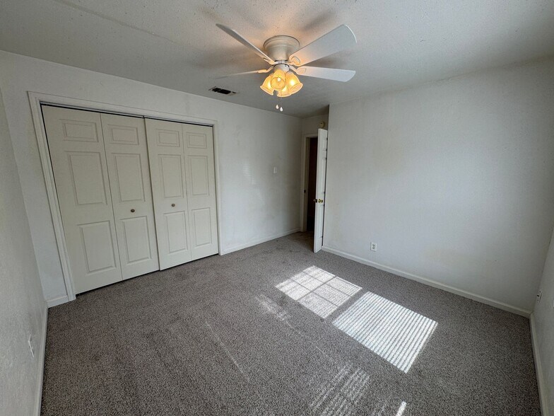 Building Photo - 812-812 Estelle Ave