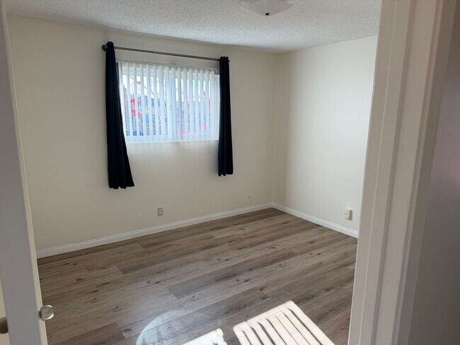 Building Photo - East Ventura