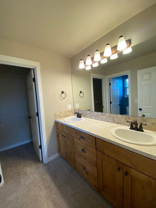 Building Photo - Spacious 3-Bedroom Home with Bonus Room in...