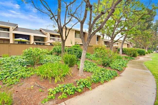 Building Photo - 80 Lakepines-