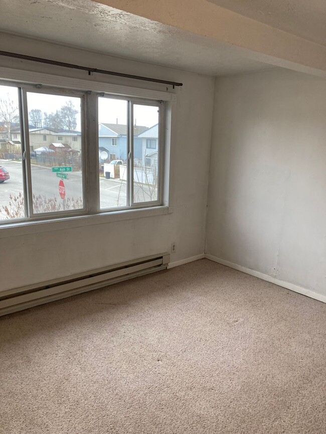 Building Photo - Spacious 2-Bedroom Duplex with Large Fence...