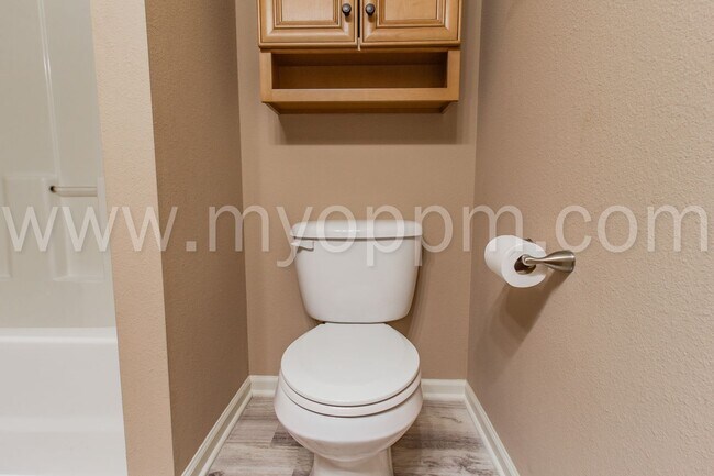 Building Photo - Available NOW! | 3 Bedroom / 2 Bathroom Home | Bennington