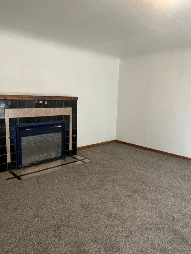 Building Photo - Spacious 3 bedroom home!