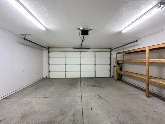 Building Photo - 1240 W Mariposa Ave