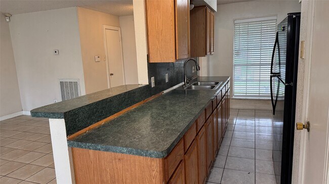 Building Photo - 10942 Dunvegan Way