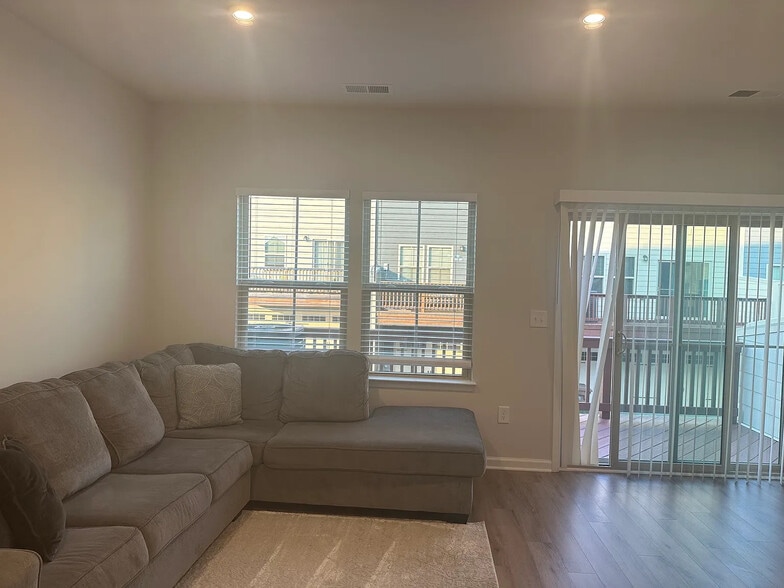 Building Photo - Room in Townhome on Poplar Leaf Way