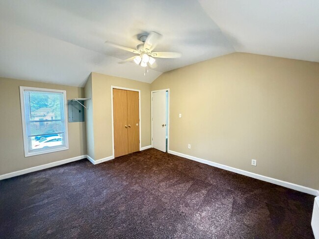 Building Photo - 538 Lilly Ave