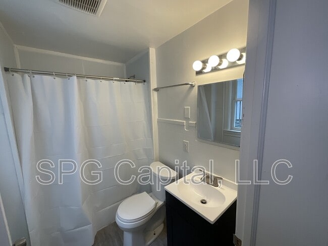 Building Photo - 932 W Princess St