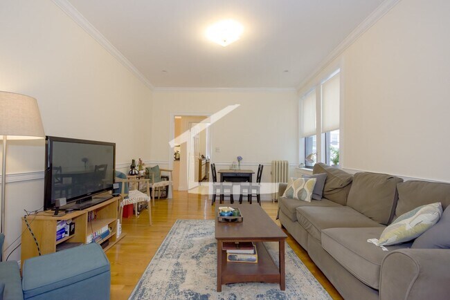 Building Photo - Impeccable Commonwealth Ave 2-bed, 1-bath Avail for 9/1!