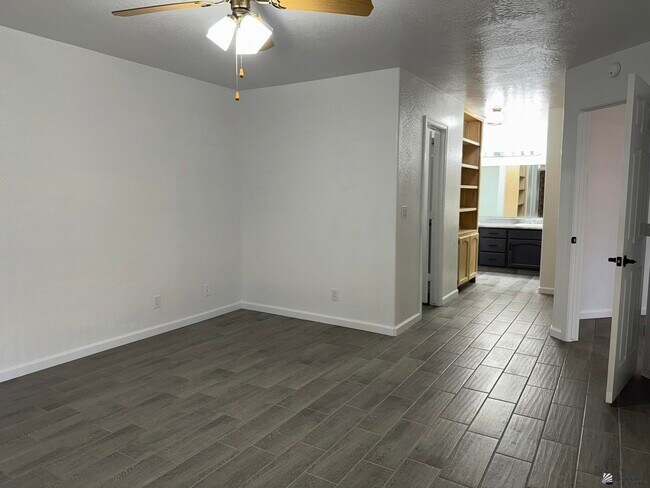 Building Photo - 10636 S Del Vista Dr