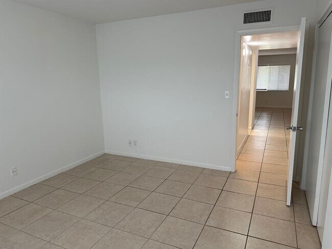 Building Photo - 515 S Sequoia Dr