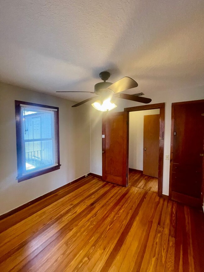 Building Photo - 3 Bed 2 Bath Home w/ Hardwood Floors and L...