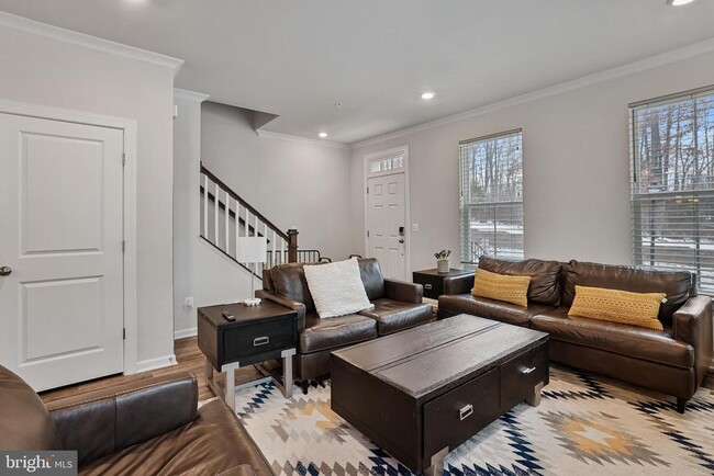 Building Photo - 865 Weald Way