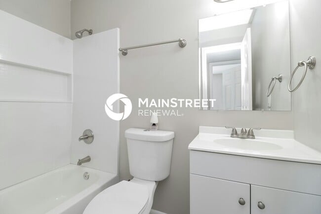 Building Photo - 4 Bedroom Pet-Friendly Home in Apopka, FL with Main Street Renewal