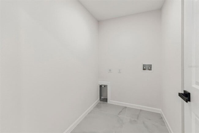 Building Photo - 2544 N Arrowhead Rd