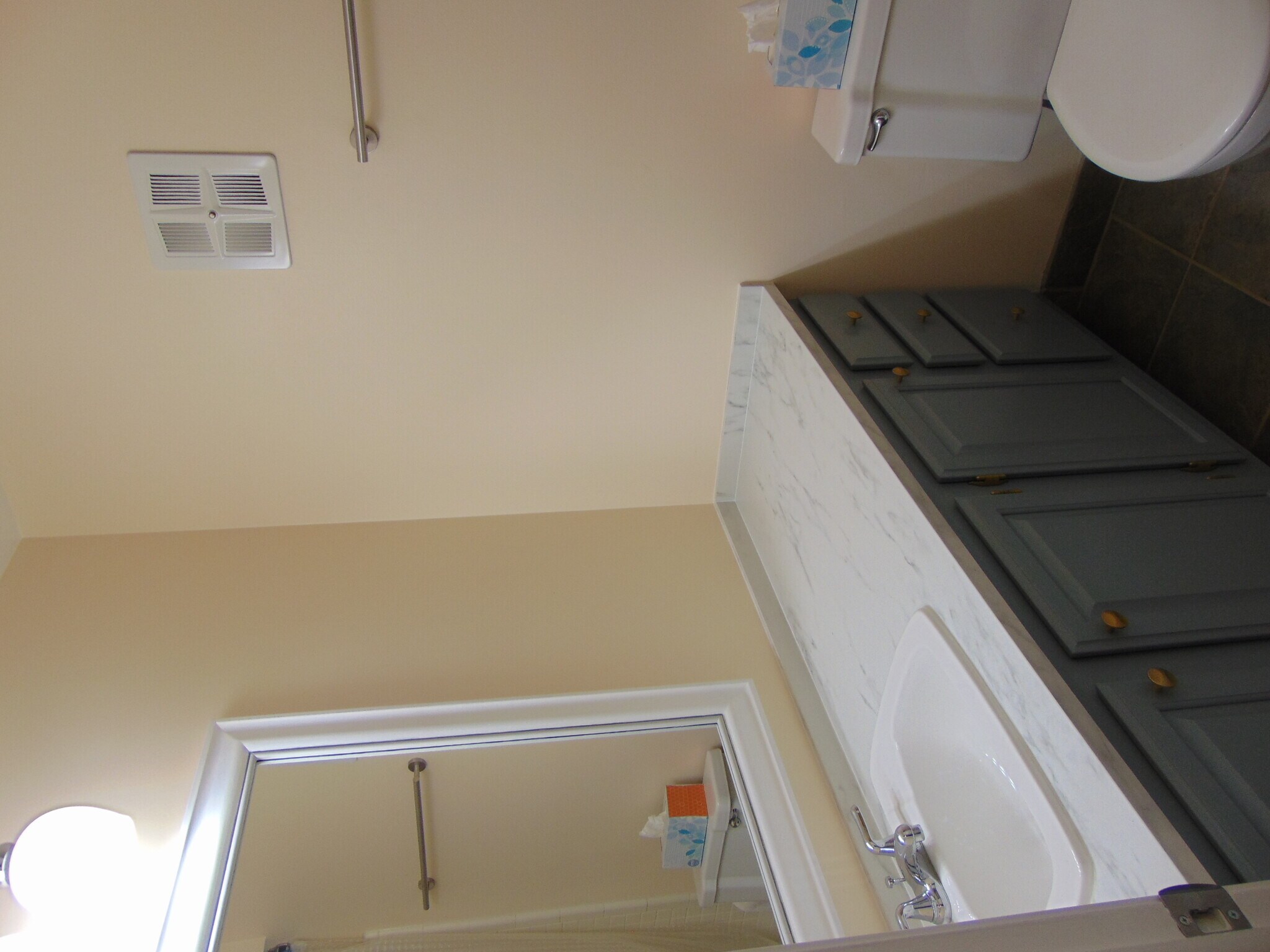 Building Photo - 683 E Fox Hills Dr