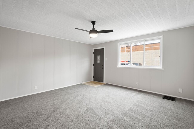 Building Photo - Beautiful 2 bedroom home in South Side Fla...