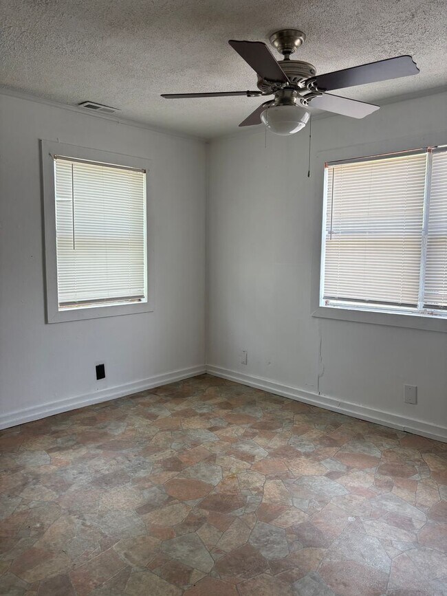 Building Photo - 3 Bedroom/1 bath House includes wi-fi, lawncare and security alarm