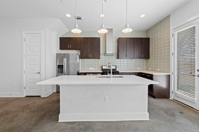 Building Photo - 8922 Menchaca Rd